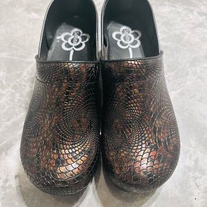 Sanita Women 10.5-11/42 Clog Embossed Patent Leather Brown Nursing Professional